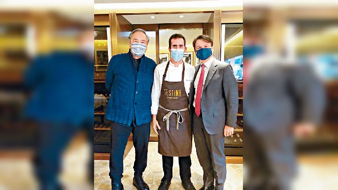 ■跟意大利駐港總領事Clemente及餐廳主廚Marco Xodo在Testina合照。
