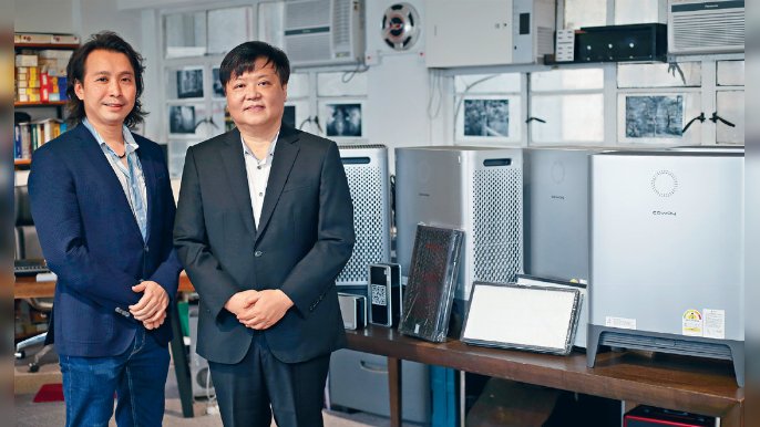 ■室內環境測量及改善專家羅國湧博士（左）同利民實業有限公司集團副主席黃文顯博士（右）公布針對換氣要求特意由韓國引入嘅全新空氣淨化專利技術，同應用該技術嘅COWAY空氣淨化機。