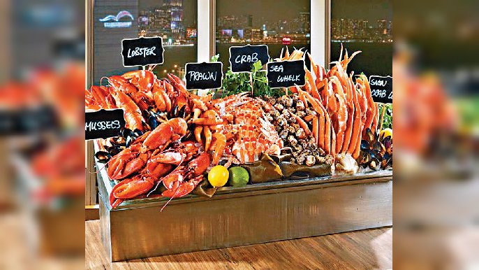 ■會展鼓勵市民打針，送全年免費任食及餐飲禮券。
