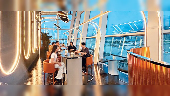 ■「天際走廊」最近有新酒吧進駐，上機前旅客可品嚐雞尾酒，同時俯瞰停機坪的風光。