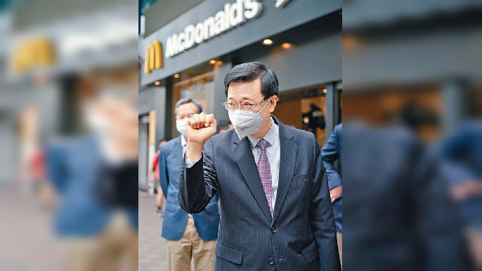 ■李家超工作仔細，政策文件都會逐頁細閱，被同事笑稱「頁問」。
