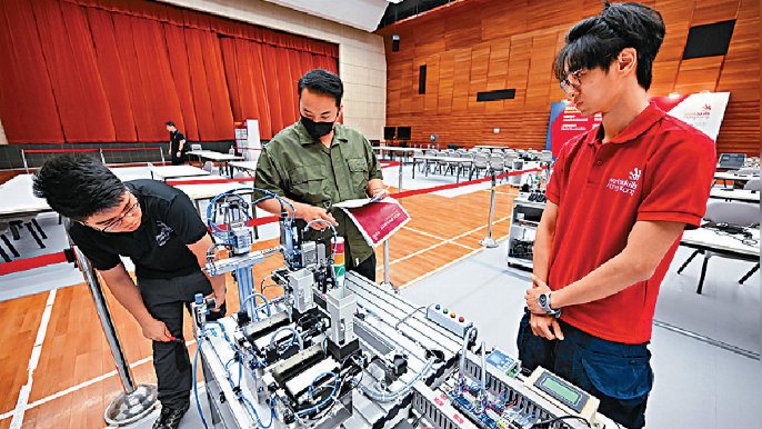 ■IVE機械工程高級文憑畢業生林才志（右）為「2023年世界技能大賽香港代表選拔賽」中「機電一體化」項目的優勝選手之一。
