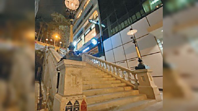 ■位於中環都爹利街的香港法定古蹟煤氣路燈，於去年十二月二十三日重現。煤氣公司提供圖片
