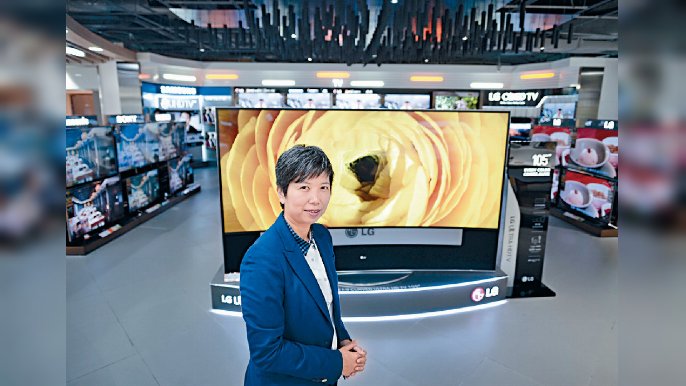 ﻿■豐澤團隊獨家引入一百零五吋的全高清Smart TV，作鎮店之寶。