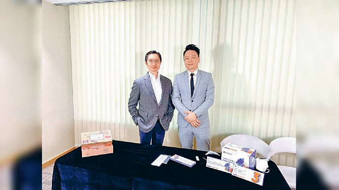 ﻿■（左起）頭條日報廣告部業務總監劉孟輝及PandaMed抗疫大使Tony Leung。