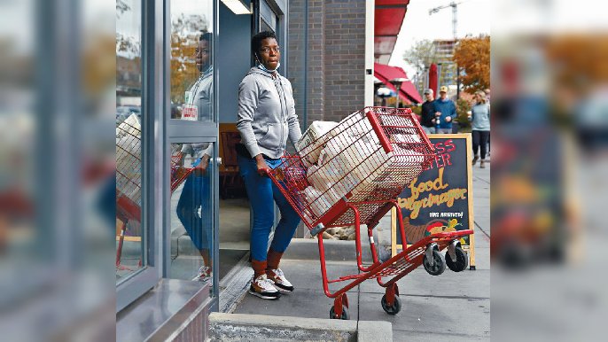 ■由于疫情持续，美国民众急切地提前开始假日购物。
