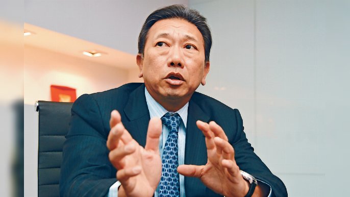 ﻿■謝松發認為，市場發展急速，公司高層也須下放權力，讓各地方主管能提出意見，為公司作出最好的決定。