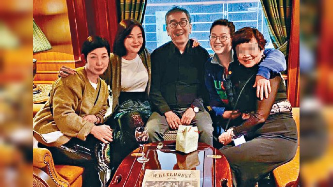 ■(由左至右)黎芷珊、陶太、陶傑、張寶華同朋友在郵輪上。  張寶華IG圖片
