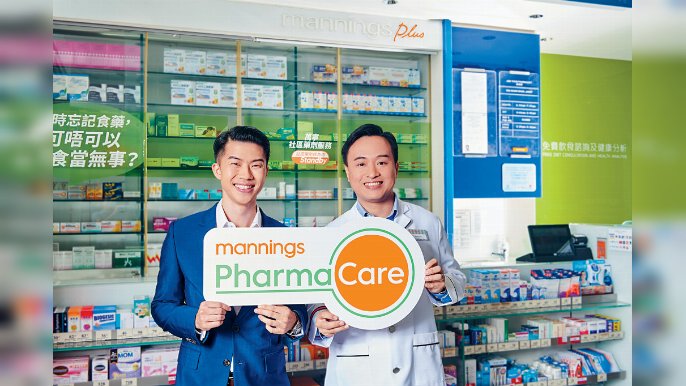 ■萬寧新業務總經理羅天志同旗下藥劑師介紹萬寧首創PharmaCare藥健保障計劃。

