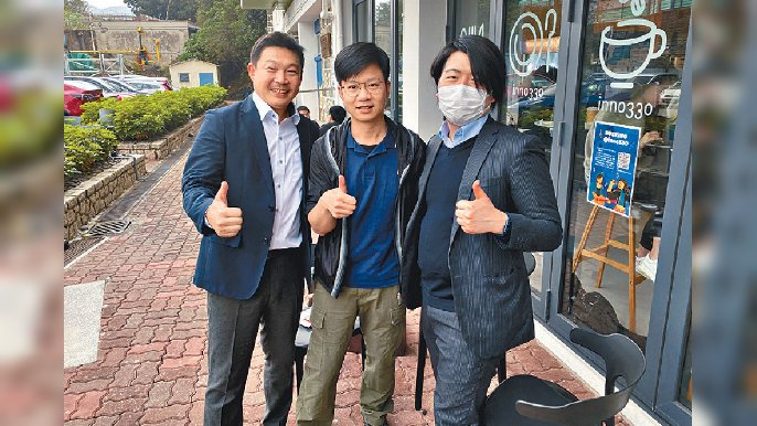 ■醫療初創公司AI Medical Service（AIM）兩位代表Masayuki Tokano（左）及Kenichiro Suzuki（右）早前來港與中大研究及知識轉移服務處經理文志偉博士（中）會面，商討合作細節。
