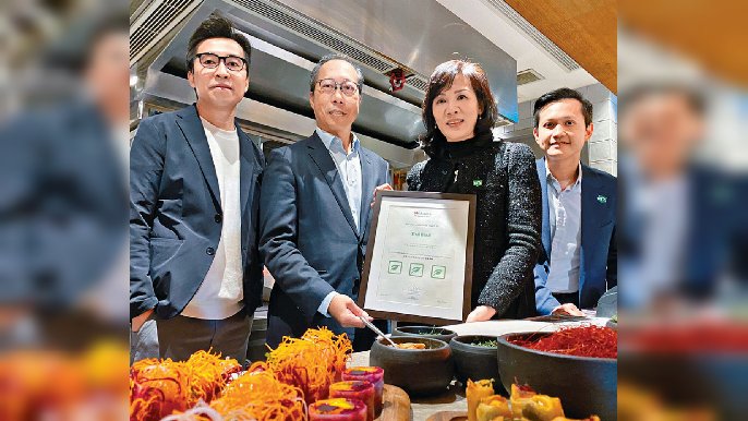 ■太古地產助理總經理—公關事務 梁巧穎（右二）、美心集團首席運營官（香港及澳門）蕭德威（右三）。
