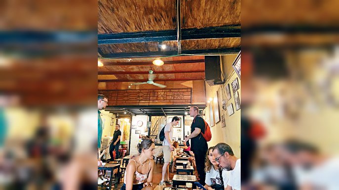 越南雞蛋咖啡現在已成遊客必試的名物，咖啡上層是厚厚淡黃色的泡沫和拉花。