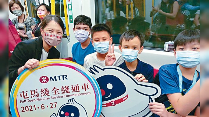 ■港鐵公司事務總監蔡少綿與鐵粉搭頭班車。  
