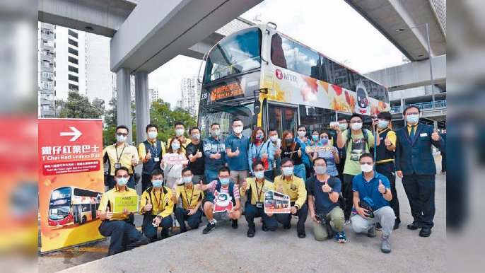 ■港鐵「紅葉專車」昨天開始投入服務。
