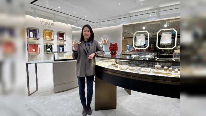 嘉盈珠寶有限公司行政總裁王淑筠於2023年將品牌Verde Jewellery由意大利帶回香港，並致力開拓零售市場。