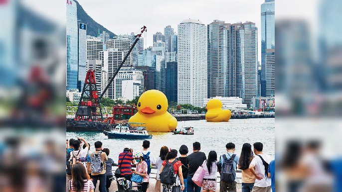 ■雖然陰雨綿綿，維港兩岸一樣排起長長人龍！