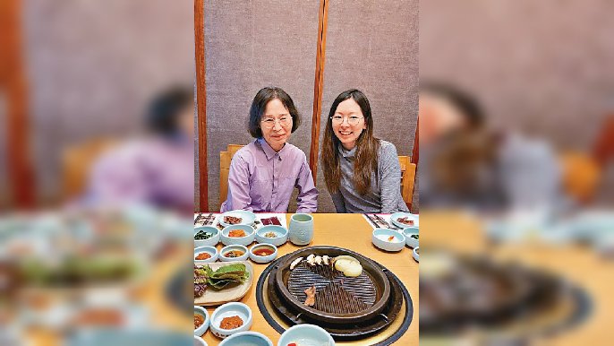 ■崔金蘭（左）：新羅寶韓國餐廳董事。右為其女兒。
