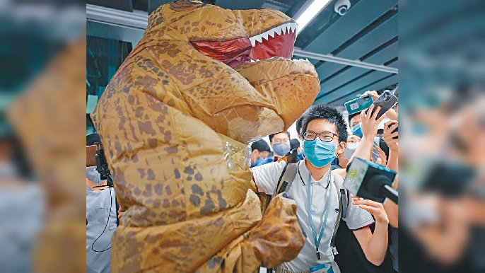 ■鐵路迷羅哲琛「羅先生」，係應屆考生之一。佢透露考試成績未如個人理想，即時前往香港恒生大學報名，獲恒大新聞及傳播學系取錄。