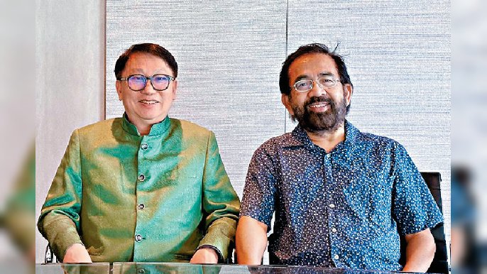 ■筆者與Ahmad Inzuddin Bin Hashim,Director of Halal International Selangor(右)。
