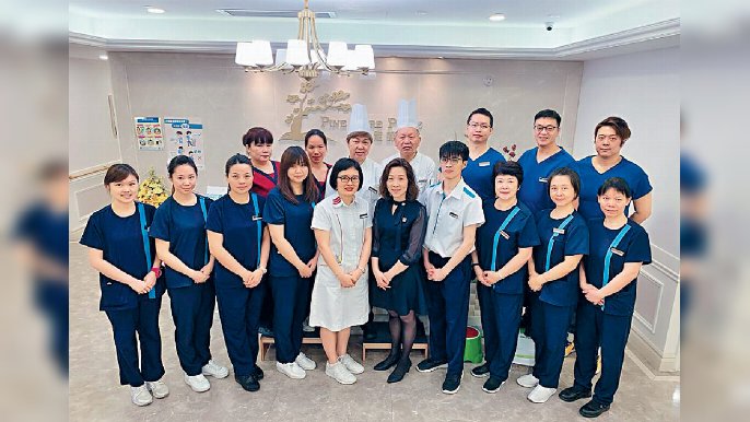 ■松齡護老集團護理總監潘淑勤女士話：「『敬老如親』是松齡每位員工抱着的信念。」
