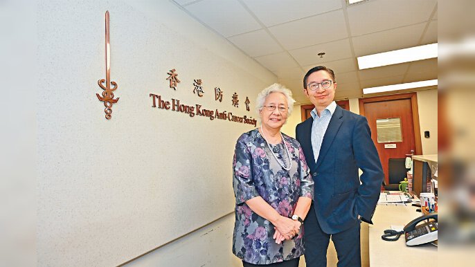 ■防癌會主席朱楊珀瑜女士（左）和《頭條日報》廣告部副總經理劉孟輝先生（右）分享了防癌會逾半世紀的貢獻和成就。