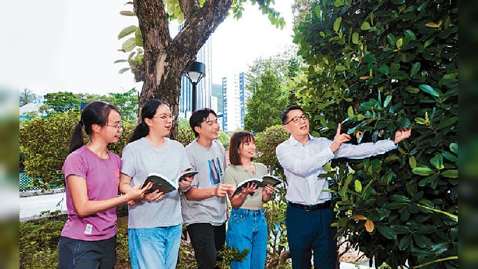 ■THEi高科院師生彙編《香港100種景觀樹木圖鑑》一書。
