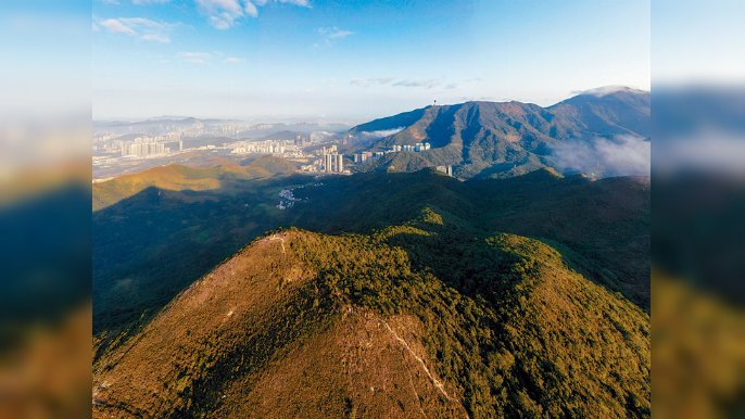 紅花嶺與深圳梧桐山。