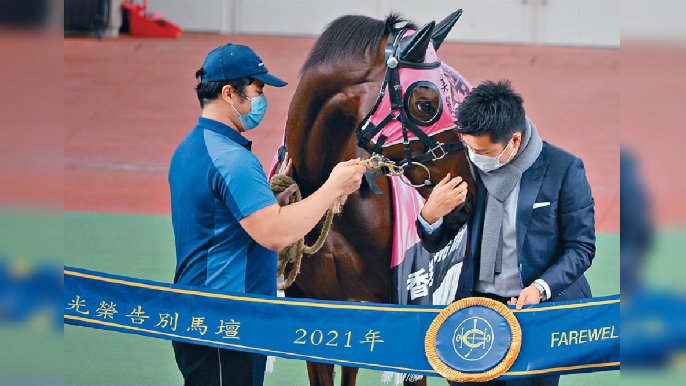 ■在歡送儀式上,馬主依依不捨吻別「美麗傳承」。