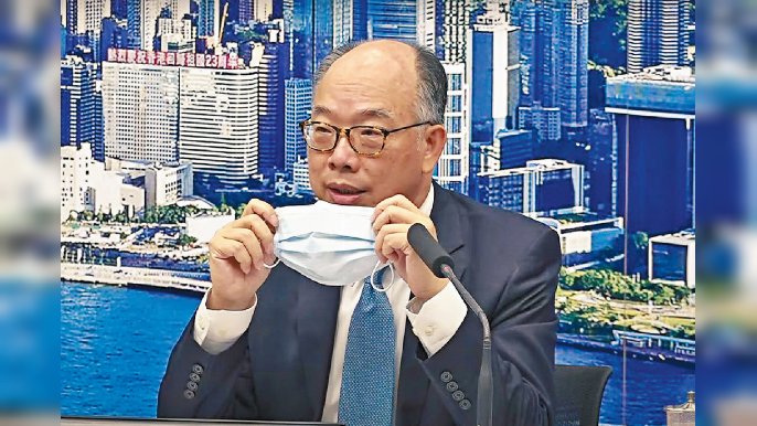 ■局長除低口罩，全程用手揸住唔放喺枱面，抵讚。
